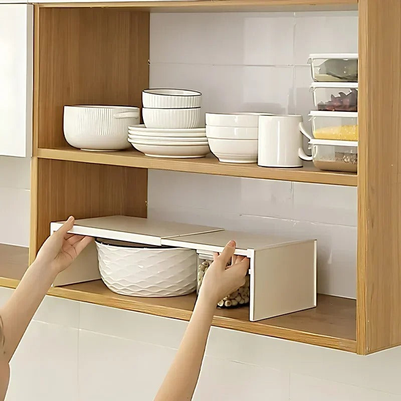 Organisateur de placard cuisine extensible pour optimiser le rangement de la vaisselle et gagner de l'espace dans les armoires.