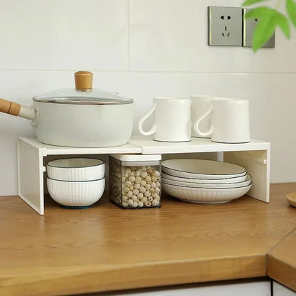 Organisateur de placard cuisine réglable, solution gain de place pour ranger casseroles, assiettes, bols et tasses.